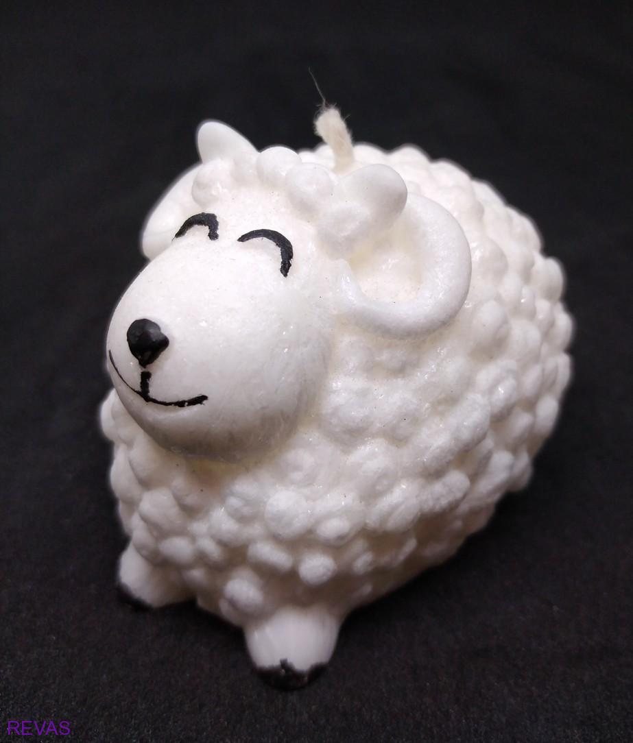 Svíčka OVEČKA rozměr 5,5 x 7 x 5,5 cm