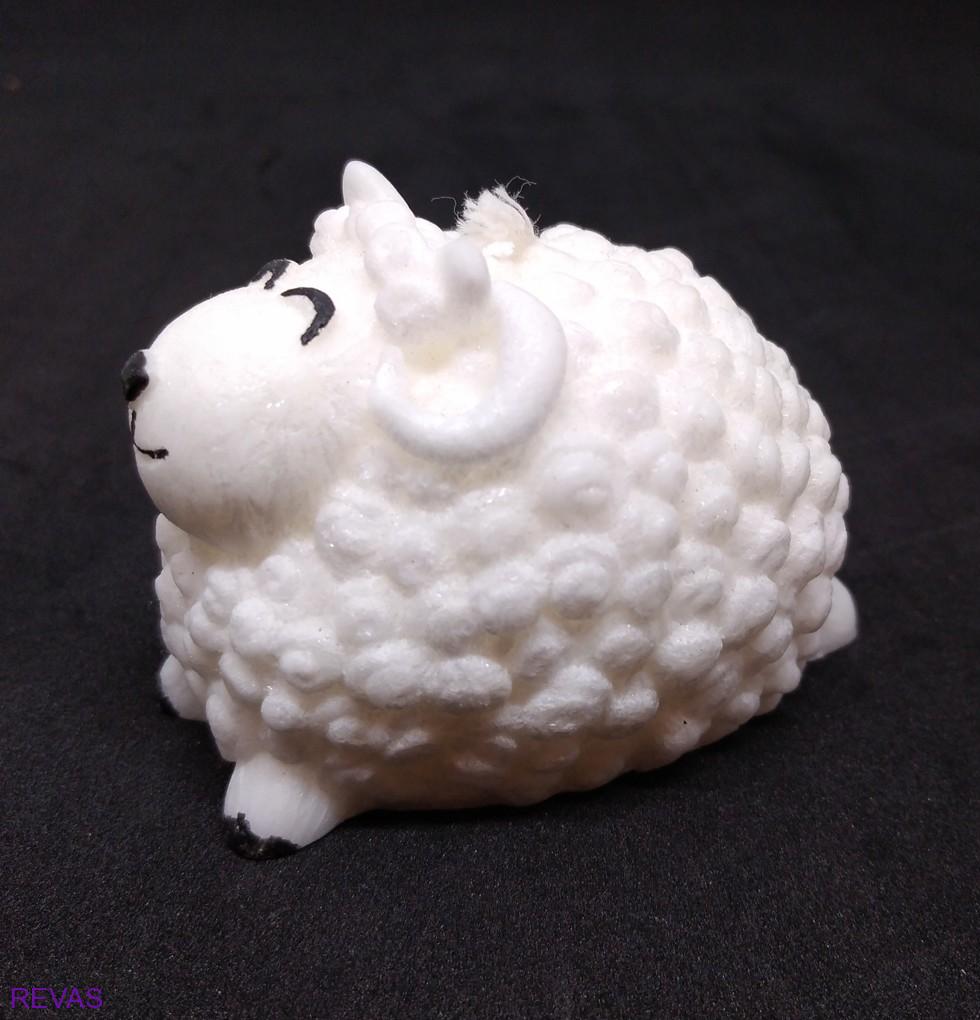 Svíčka OVEČKA rozměr 5,5 x 7 x 5,5 cm