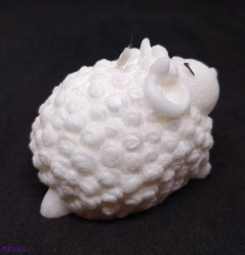 Svíčka OVEČKA rozměr 5,5 x 7 x 5,5 cm
