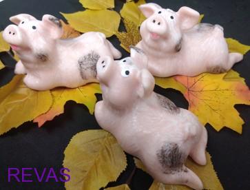 Svíčka prasátko pro štěstí – ručně vyráběná svíčka z palmového vosku (12 × 6 × 6 cm)
