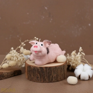 Svíčka prasátko pro štěstí – ručně vyráběná svíčka z palmového vosku (12 × 6 × 6 cm)